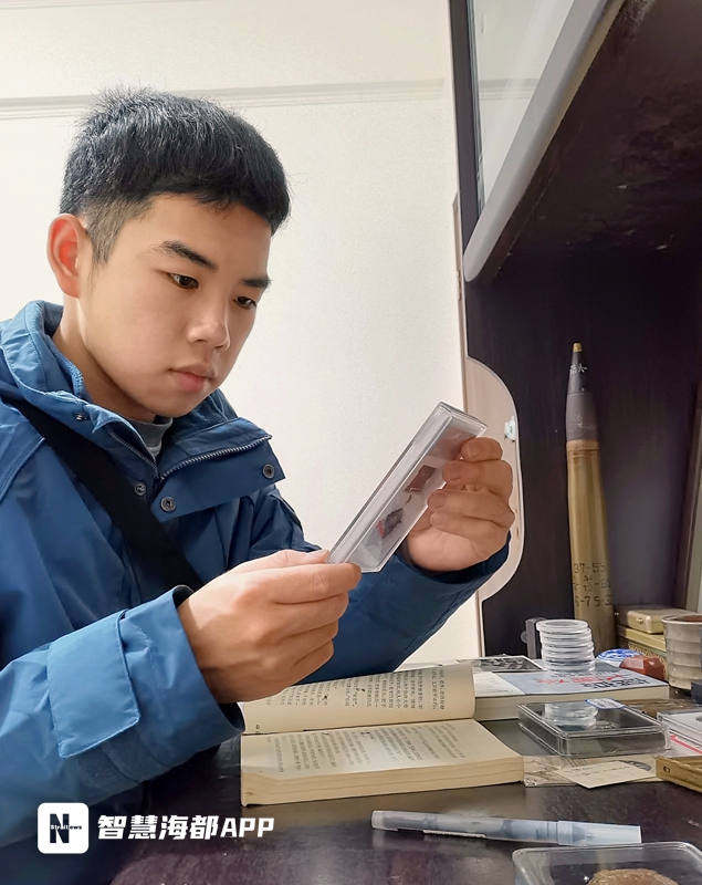 “00后”军事迷捐赠超百件文物:勿忘历史,吾辈当自强